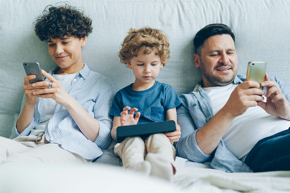 Persone davanti a schermi digitali – sovraccarico informativo e manipolazione.