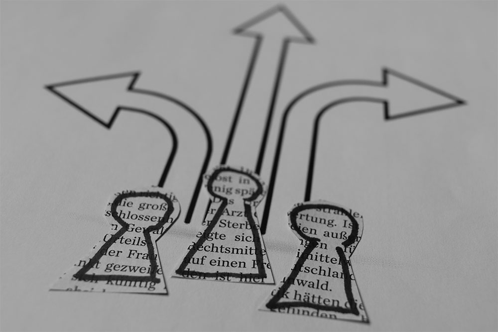 Strade che si separano – metafora della polarizzazione sociale.